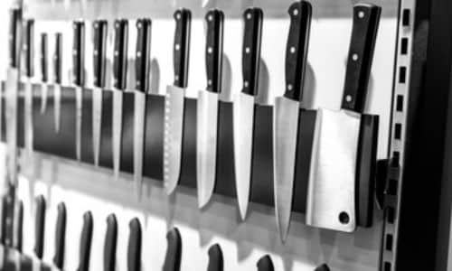 Espositore con ogni tipo di coltello per diverse tipologie di taglio e alimenti