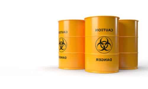sfondo bianco e tre contenitori gialli con sostanze pericolose