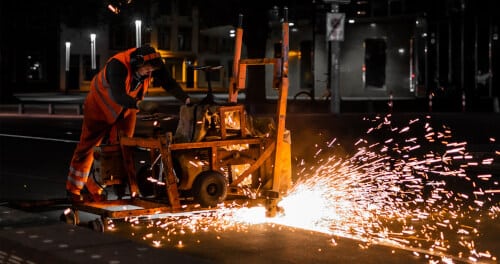 foto di un lavoratore che esegue un lavoro pericolosso nell'industra metalmeccanica