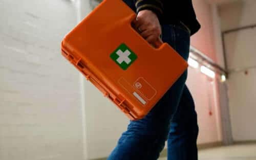 foto di un dipendente che ha con se un kit di pronto soccorso
