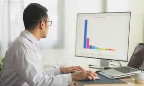 Medico del lavoro controlla un grafico sulla valutazione dei rischi in azienda